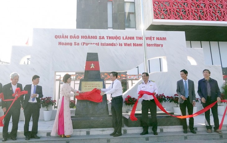 Name plaque of Hoang Sa Special Zone inaugurated at Hoang Sa Exhibition House - ảnh 1