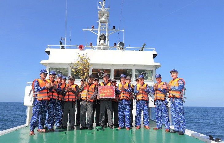 Vietnam Coast Guard delegation pays Lunar New Year visit to forces on duty - ảnh 1