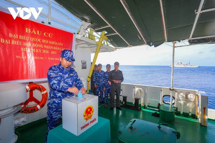 Ballots delivered for early election to forces at sea - ảnh 2
