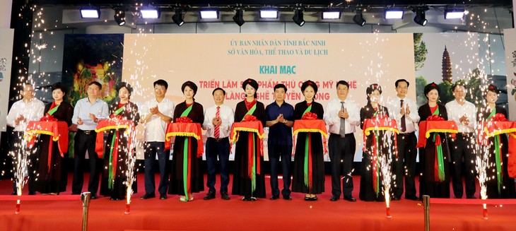 Northern Vietnam's handicrafts exhibited in Bac Ninh - ảnh 1