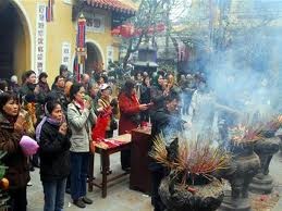 Melakukan ritual pemujaan di pagoda pada awal tahun-ciri budaya yang indah di Vietnam. - ảnh 2