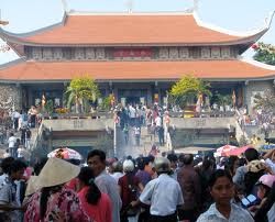 Melakukan ritual pemujaan di pagoda pada awal tahun-ciri budaya yang indah di Vietnam. - ảnh 1