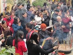 Melakukan ritual pemujaan di pagoda pada awal tahun-ciri budaya yang indah di Vietnam. - ảnh 4