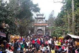 Melakukan ritual pemujaan di pagoda pada awal tahun-ciri budaya yang indah di Vietnam. - ảnh 3