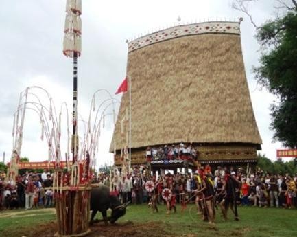 Dari pemulihan Rumah Rong berpikir tentang pembangunan pedesaan baru di provinsi Kon Tum. - ảnh 1