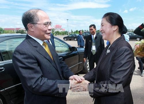 Ketua MN Vietnam Nguyen Sinh Hung mengunjungi Akademi Politik dan Admistrasi Nasional Laos. - ảnh 1