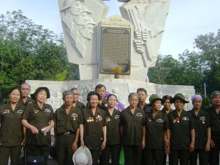 Memperingati Hari Tradisi pasukan pemuda pembidas dan memuji mantan pemuda pembidas yang tipikal. - ảnh 1