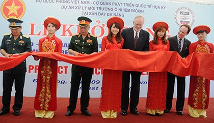 Pencangkulan pertama proyek “Menangani lingkungan hidup yang terpolusi dioxin” di bandara Da Nang. - ảnh 1