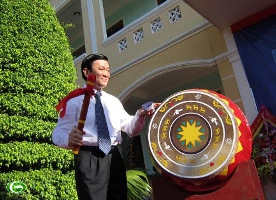 Presiden Vietnam Truong Tan Sang menghadiri acara pembukaan tahun kuliah baru Institut Ilmu Sosial dan Humaniora, Universitas Nasional Hanoi. - ảnh 1