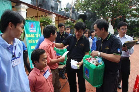 Program memikirkan Hari Raya Tet kepada rakyat miskin di kota Ho Chi Minh. - ảnh 1