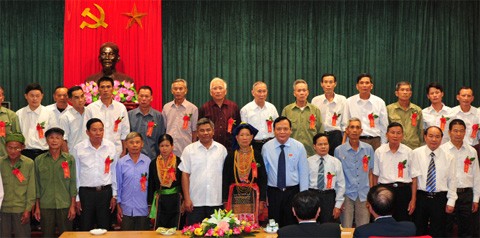 Wakil Ketua Majelis Nasional Vietnam Huynh Ngoc Son menerima rombongan utusan yang berprestise di kalangan rakyat etnis minoritas provinsi Quang Ninh. - ảnh 1