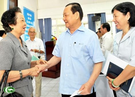 Sekretaris Komite Partai Komunis Vietnam kota Ho Chi Minh, Le Thanh Hai melakukan kontak dengan para pemilih - ảnh 1