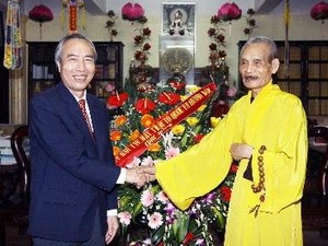 Pengurus Besar Front Tanah Air Vietnam menerima delegasi Sangha Buddha Vietnam - ảnh 1