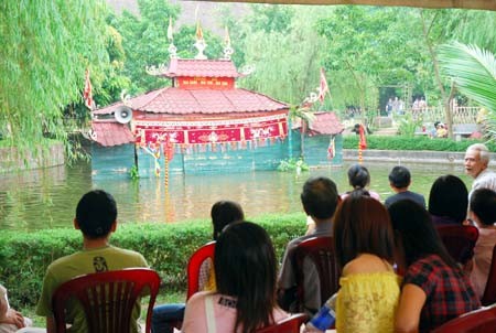 Mengkonservasikan kesenian wayang golek air desa Rach, ciri budaya tradisional Vietnam - ảnh 2