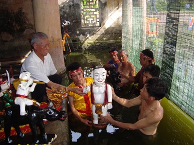 Mengkonservasikan kesenian wayang golek air desa Rach, ciri budaya tradisional Vietnam - ảnh 3