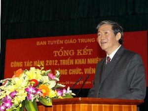 Departemen Komuniskasi dan Pendidikan Komite Sentrasl Partai Komunis Vietnam menyelenggarakan konferensi untuk menggelarkan tugas tahun 2013 - ảnh 1