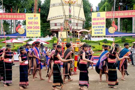 Satu eksperimen untuk mengkonservasikan tata ruang budaya gong dan bonang  daerah Tay Nguyen - ảnh 1