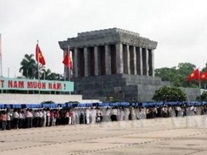 Lebih dari 74.000 orang telah  berziarah kepada mousolium Presiden Ho Chi Minh pada  30 April dan 1 Mei - ảnh 1