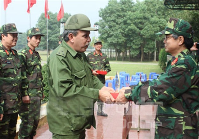 Rombongan Atase Militer negara-negara di Vietnam mengunjungi Vietnam Tengah - ảnh 1