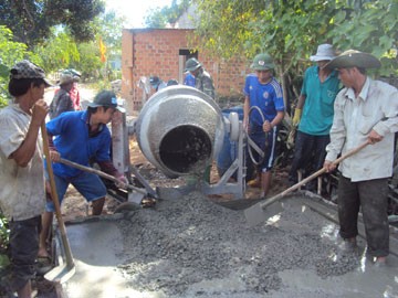 Kehidupan di kecamatan pegunungan provinsi Phu Yen mengalami perubahan - ảnh 1