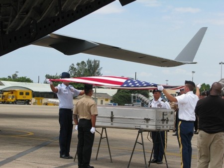 Upacara memulangkan tulang belulang serdadu Amerika Serikat - ảnh 1