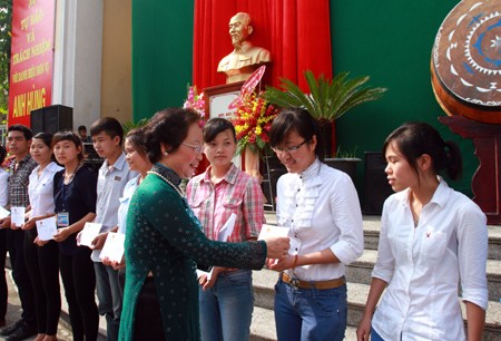 Wakil Presiden Nguyen Thi Doan menghadiri  pembukaan tahun ajar baru di Sekolah Tinggi Perdagangan kota Hanoi - ảnh 1