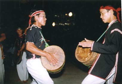 Kekhasan tarian genderang berpasang-pasangan dari rakyat etnis minoritas Cham H’Roi - ảnh 3