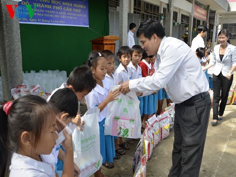 Kantor Perwakilan Tetap VOV di daerah datatan rendah sungai Mekong memperingati ulang tahun ke-15 Hari Jadinya - ảnh 1