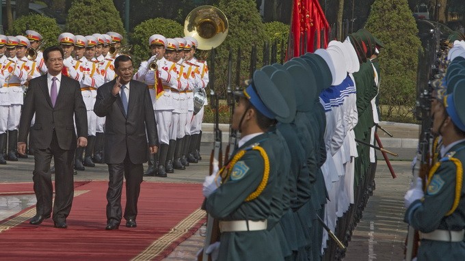 Perdana Menteri Kamboja, Samdech Hunsen memulai kunjungan resmi di Vietnam - ảnh 1