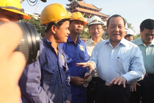 Pimpinan kota Ho Chi Minh mengunjungi kaum buruh yang sedang membangun jembatan - ảnh 1