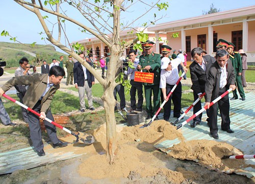 Menanam pohon pada awal musim semi di pulau Ly Son, provinsi Quang Ngai - ảnh 1