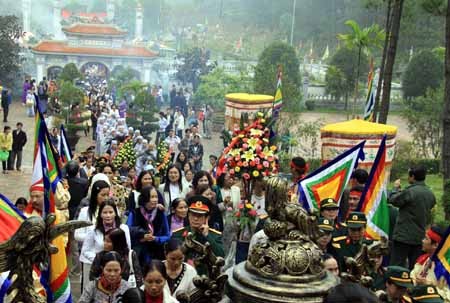 Bergelora dengan pesta di kota Hue, provinsi-provinsi Phu Yen dan Tuyen Quang - ảnh 1