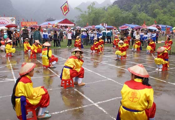 Menikmati pertandingan catur manusia pada awal musim semi di daerah silat Binh Dinh - ảnh 2