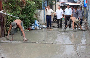 Orang yang lebih dari 10 tahun melakukan pekerjaan masyarakat tanpa imbalan - ảnh 1