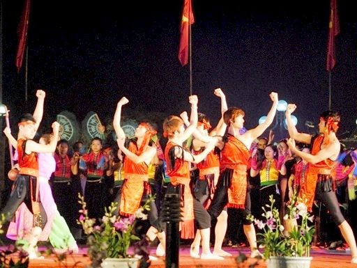 Banyak aktivitas diadakan untuk memperingati ulang tahun ke-5 “Hari-hari kebudayaan semua Etnis Vietnam - ảnh 1