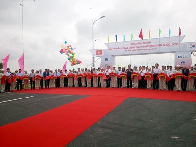 PM Nguyen Tan Dung memerintahkan peresmian jembatan yang paling panjang di Vietnam - ảnh 1