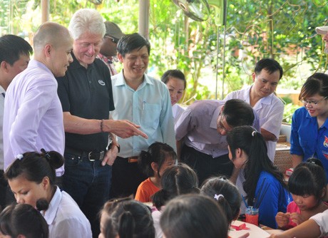 Mantan Presiden Amerika Serikat mengunjungi anak-anak yang terkena HIV/AIDS di Ba Vi - ảnh 1