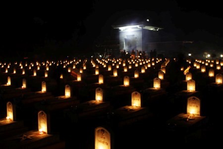 Hari pesta “Kaum pemuda membalas budi” dan “Upacara menyalakan lilin untuk mengenangan para pahlawan yang gugur