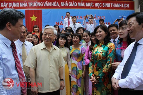 Sekjen Nguyen Phu Trong menghadiri upacara pembukaan tahun ajar baru di  SMA Nguyen Gia Thieu (kota Hanoi) - ảnh 1