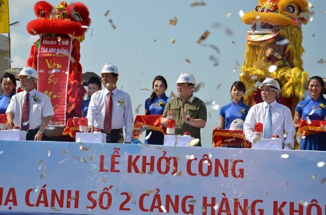 Deputi PM Hoang Trung Hai menghadiri upacara memulai pembangunan landas pacu nomor 2 di bandara Cam Ranh - ảnh 1