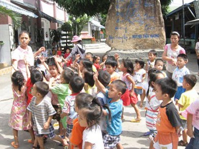 Ibu Mai, orang yang memberikan kebahagiaan kepada anak-anak yang bernasib malang di kota Can Tho - ảnh 1