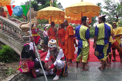 Orang yang dengan diam-diam memberikan andil kepada kesenian etnis minoritas Khmer selama separo abad ini - ảnh 1