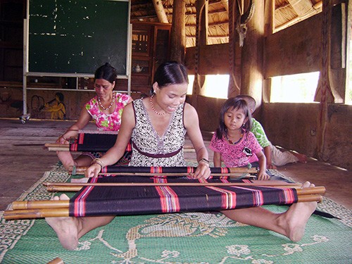 Tangan-tangan yang perigel dari kaum wanita etnis-etnis minoritas Co Tu, Ve dan Ta Rieng di kain ikat - ảnh 1