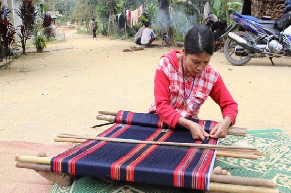 Tangan-tangan yang perigel dari kaum wanita etnis-etnis minoritas Co Tu, Ve dan Ta Rieng di kain ikat - ảnh 2