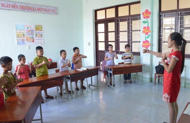 Membantu anak-anak tuna rungu di Vietnam untuk mendekati pendidikan melalui bahasa isyarat - ảnh 1