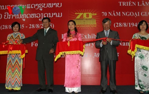 Pameran foto tentang  70 tahun instansi diplomatik Vietnam di Laos - ảnh 1