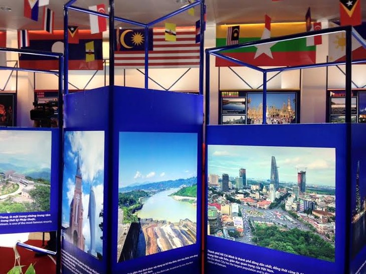 Pameran : ASEAN-48 tahun damai dan berkembang-20 tahun Vietnam menjadi anggota ASEAN - ảnh 1