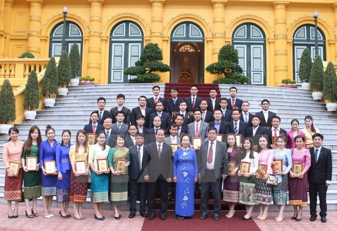 Wakil Presiden Nguyen Thi Doan menerima rombongan mahasiswa Laos yang tipikal - ảnh 1