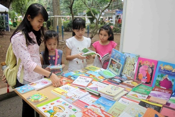 Menyampaikan penghargaan kampanye penciptaan sastra untuk anak-anak tahap 2013-2015 - ảnh 1