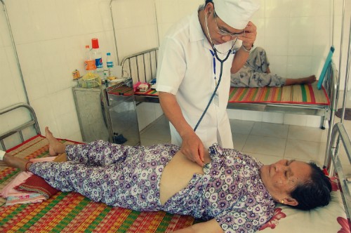 Bui Dinh Linh, dokter di pulau yang jauh mendapat kepercayaan dari rakyat - ảnh 1